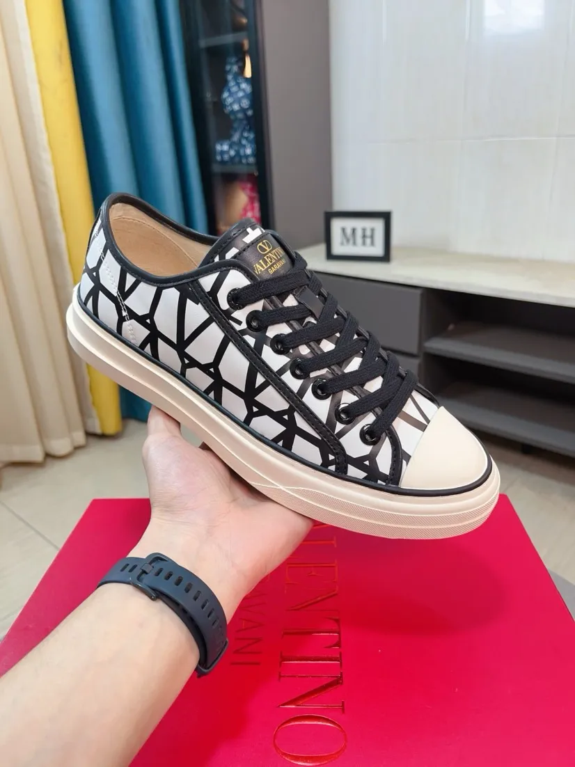 Men's shoes 💰500🌸🌸[Valentino] Couple model, official website 1:1 replica, fashionable casual men's shoes 🔜The upper is made of imported high-quality original special upper sheepskin lining, the upper foot is very stylish, personalized fashionable rubber wear-resistant outsole, size: 35-44 (45 can be customized)